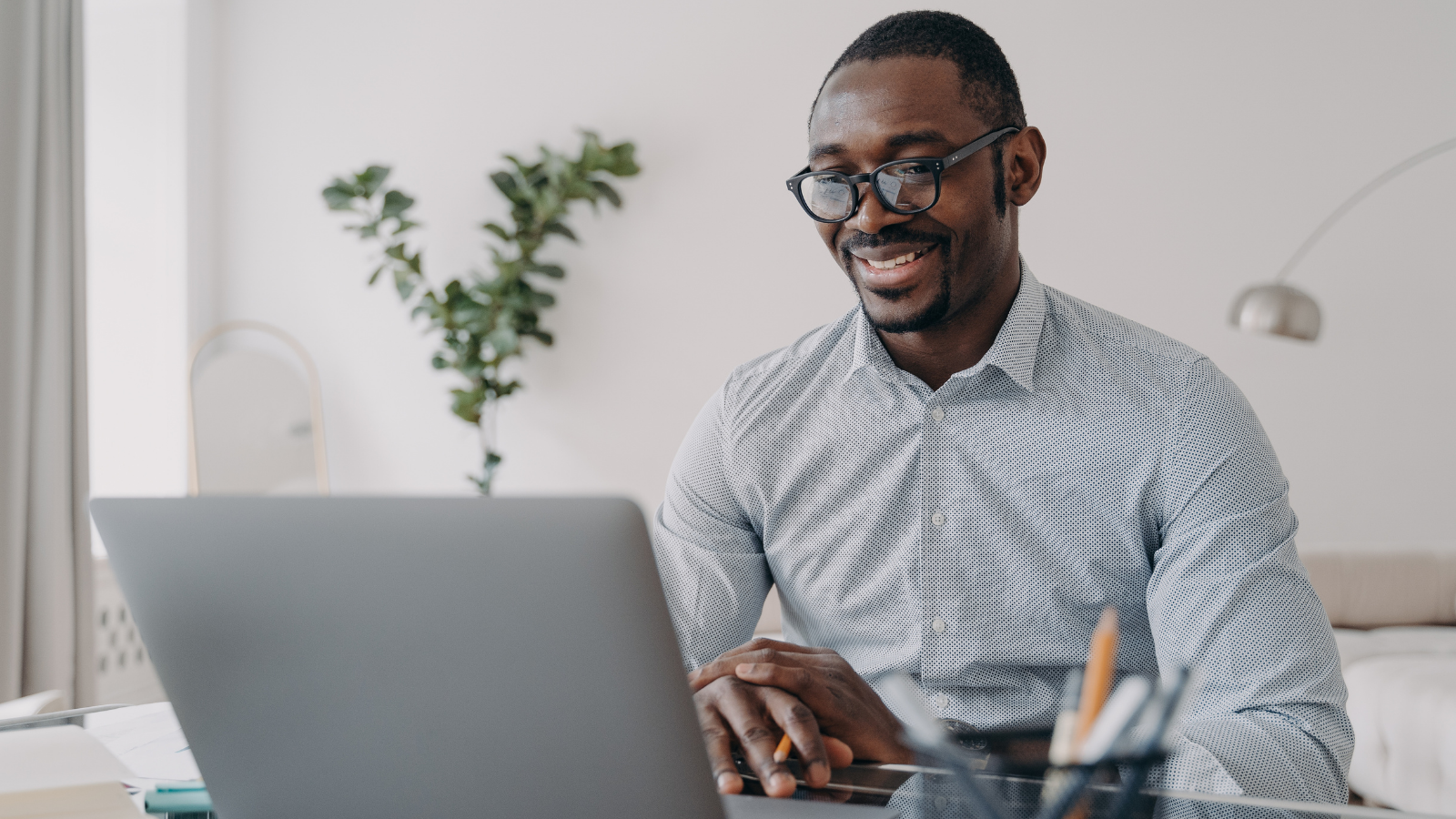 Homme derrière son ordinateur